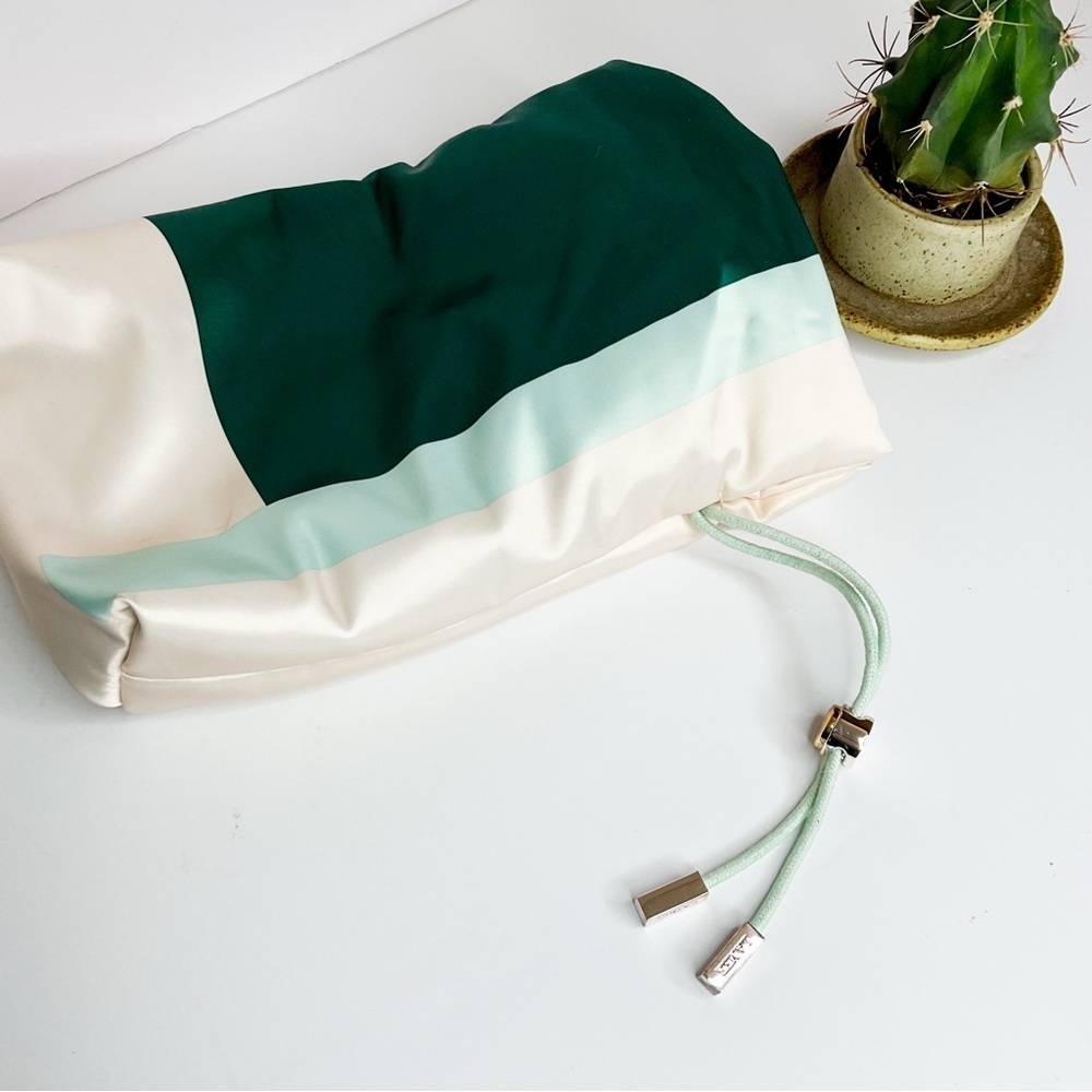 LA MER Limited Edition Holiday Adventures Drawstring Bag | Green & Cream - Picture 2 of 7